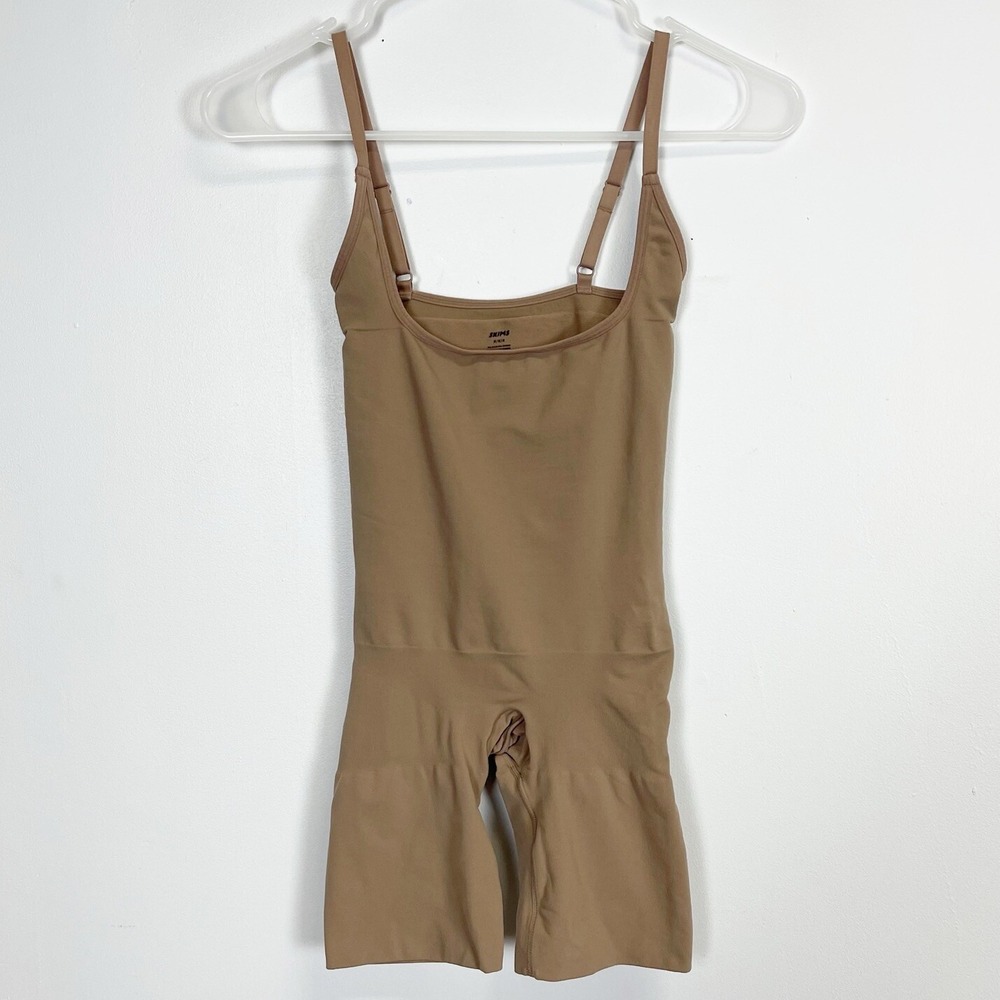 Skims Shapewear Bodysuit Womens Medium Beige Shorts Style NWOT NEW